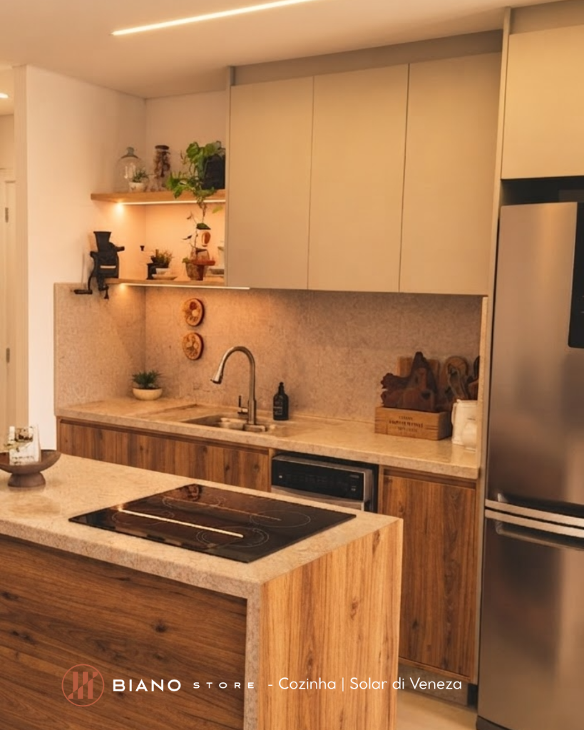 Cozinha decorada do empreendimento Solar di Veneza — bancada em pedra clara, marcenaria em madeira natural, cooktop de indução e detalhes em iluminação embutida